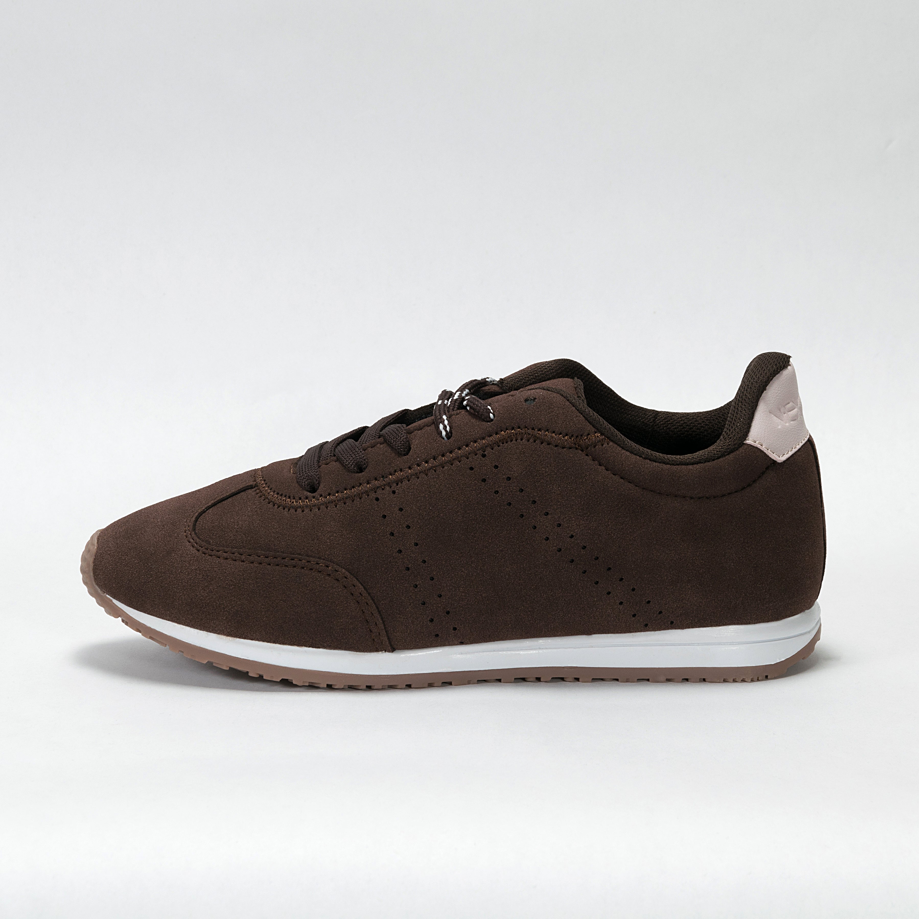 Sneaker Retro Urbano color Café | Modelo 674 – High Elite