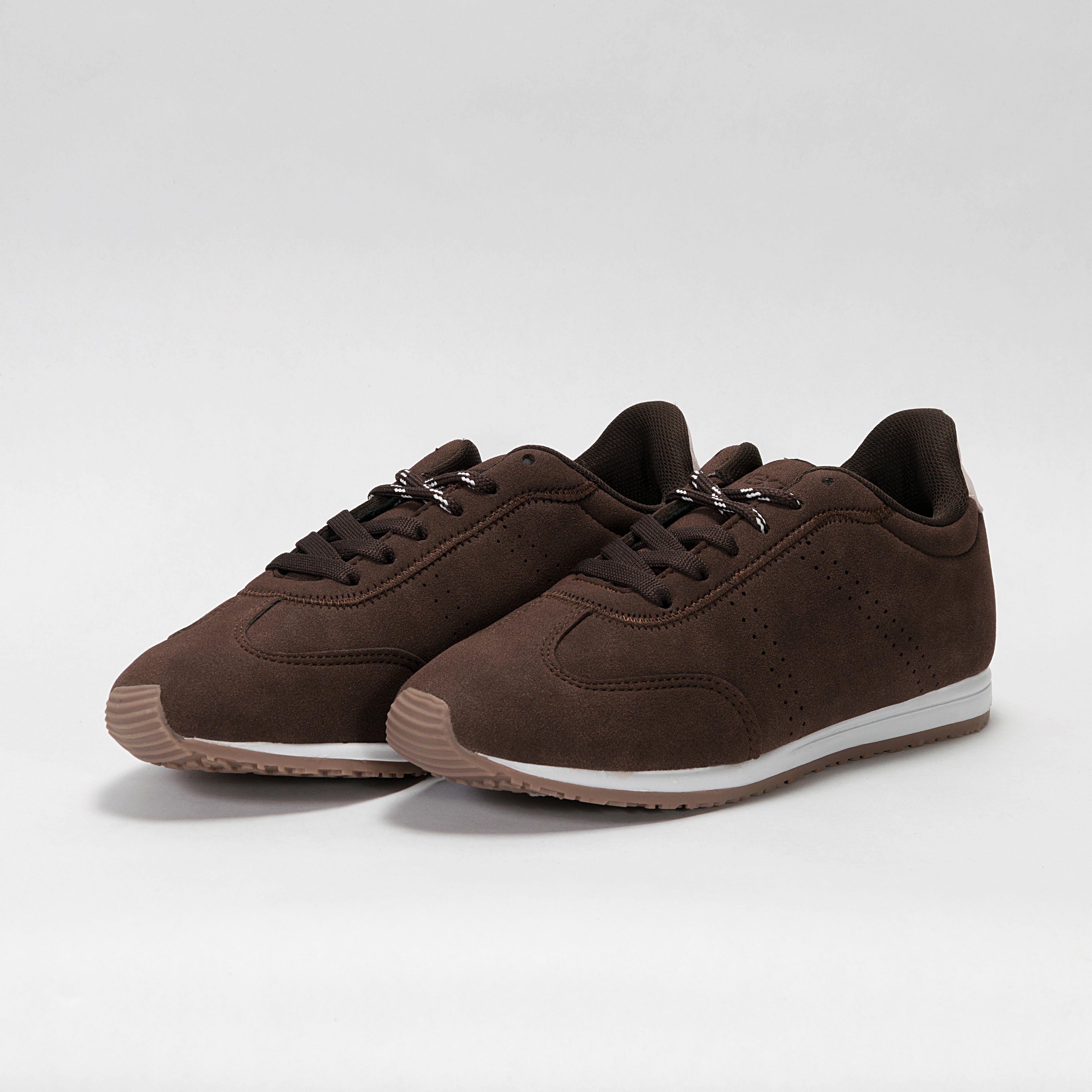 Sneaker Retro Urbano color Café | Modelo 674 – High Elite